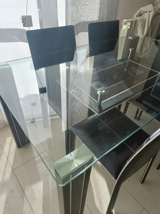 Mesa cristal y 6 sillas efecto piel marrones