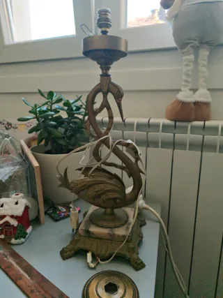 Lámpara de mesa bronce cisne