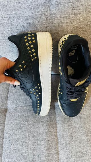 Nike Air Force 1 Negro y Dorado