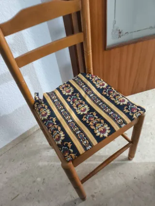 Estantería de madera marrón y dos sillas