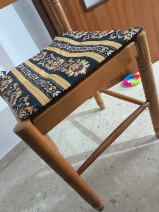 Estantería de madera marrón y dos sillas