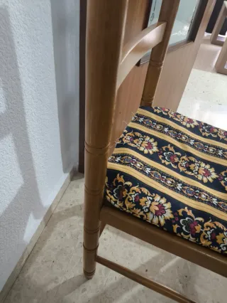 Estantería de madera marrón y dos sillas