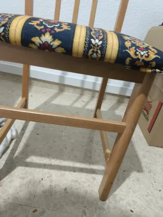 Estantería de madera marrón y dos sillas