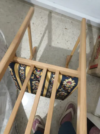 Estantería de madera marrón y dos sillas