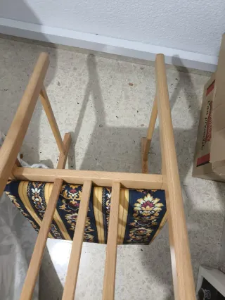 Estantería de madera marrón y dos sillas