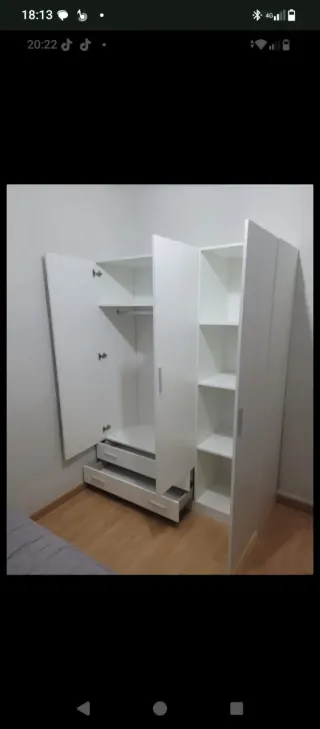 Armario blanco con cajones y baldas