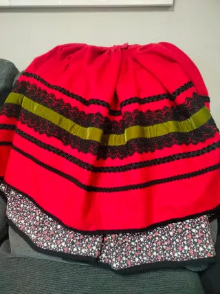 Falda regional roja