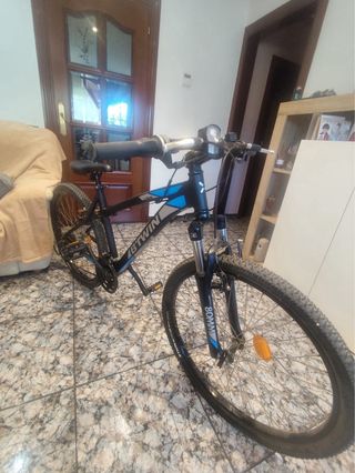 Bicicleta B'Twin Rockrider Negra y Azul