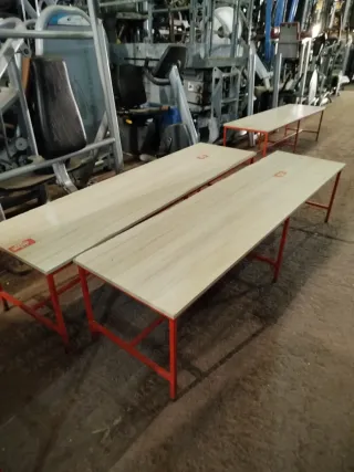 Banco metálico rojo