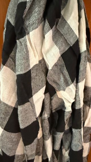 Fular Cortefiel cuadros blanco y negro