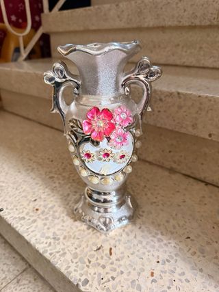 Candelabro de metal dorado y verde