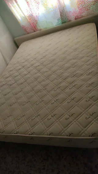 Colchon y sumier Pierre Cardin blanco