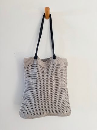 Bolso de hombro de crochet gris
