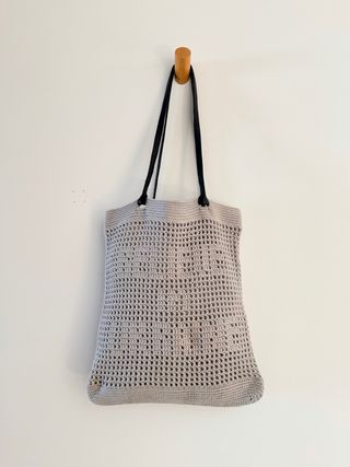 Bolso de hombro de crochet gris
