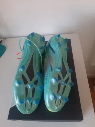 Botas de fútbol Adidas. Muy poco usada. Talla 43,5