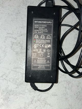 Cargador Patinete Eléctrico Negro