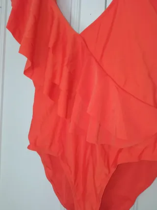 Bañador asimétrico naranja coral con volantes nuev