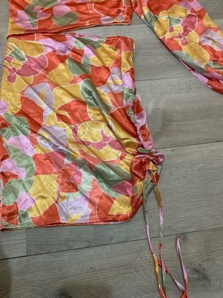 Vestido corto asimétrico estampado