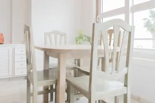 Mesa extensible de madera clara y 4 sillas