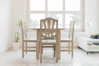 Mesa extensible de madera clara y 4 sillas