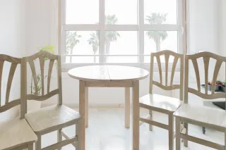 Mesa extensible de madera clara y 4 sillas