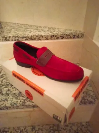 Zapatos de ante rojos y marrones