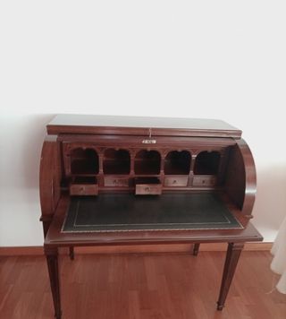 Escritorio antiguo de madera