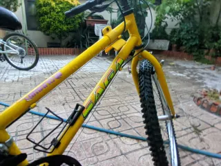 Bicicleta infantil amarilla