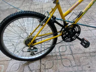 Bicicleta infantil amarilla