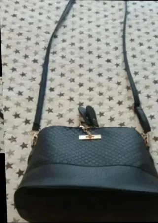 Bolso negro con charm de ciervo