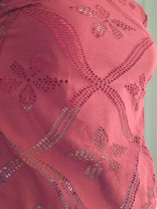 Camiseta roja con diseño calado