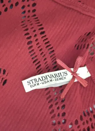 Camiseta roja con diseño calado