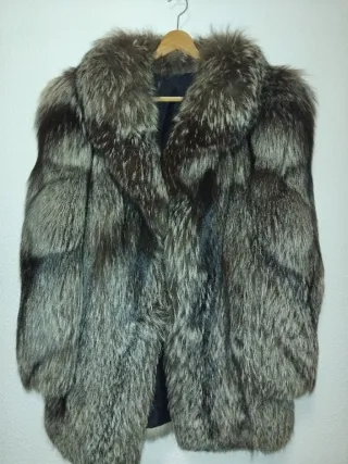 Abrigo de piel de zorro gris