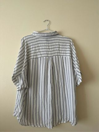 Camisa de rayas blanca y azul