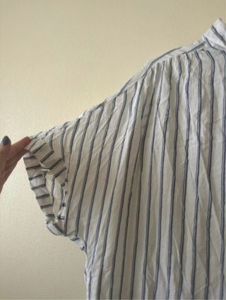 Camisa de rayas blanca y azul