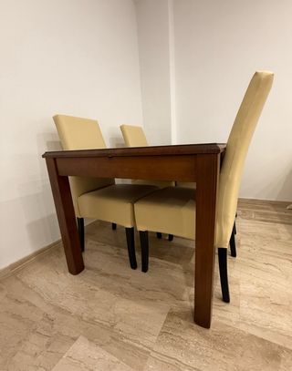 Mesa de comedor extensible y 4 sillas