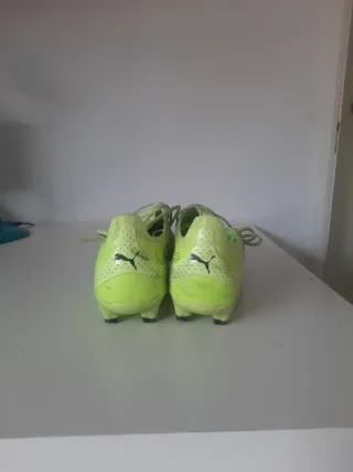 Botas de fútbol amarillas talla 42. Alta gama