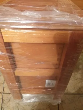 Mesita de noche de madera.