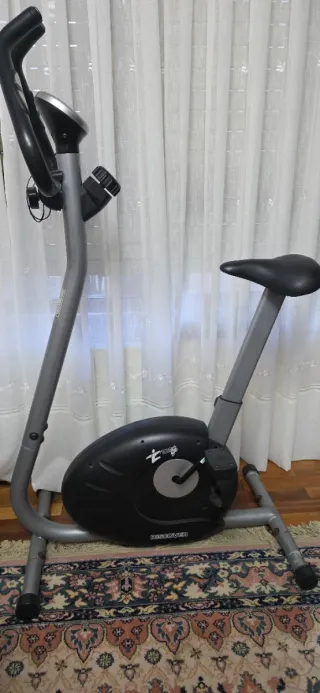 Bicicleta Estática Gris y Negra