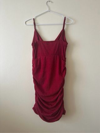 Vestido rojo brillante ajustado