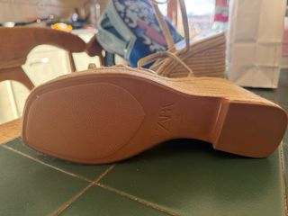 Sandalias ZARA doradas cuña esparto