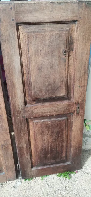 Puertas de armario de nogal macizo antiguas en bue