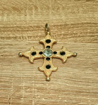 Colgante Cruz con Piedras Negras y Cristal