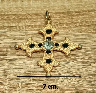 Colgante Cruz con Piedras Negras y Cristal