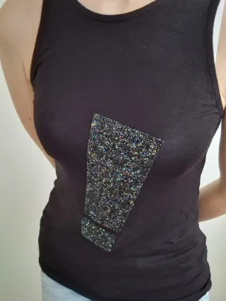 Camiseta negra con detalle brillante