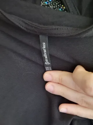 Camiseta negra con detalle brillante