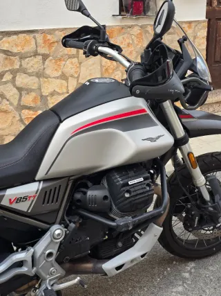 Moto Guzzi V 850 TT Gris travel