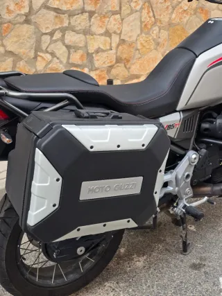 Moto Guzzi V 850 TT Gris travel