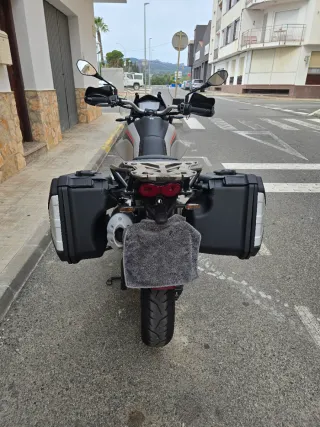 Moto Guzzi V 850 TT Gris travel