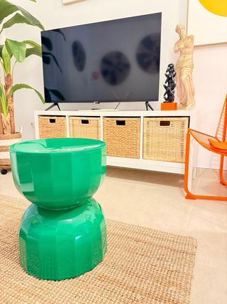 Mesa auxiliar o taburete moderno verde